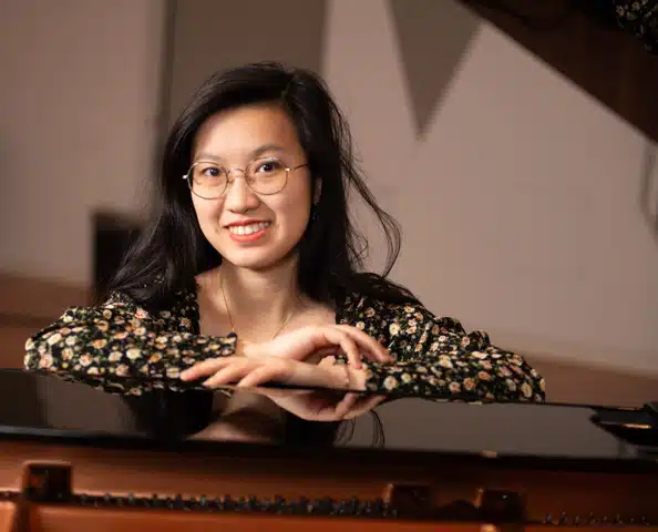 Julie N'Guyen (piano)